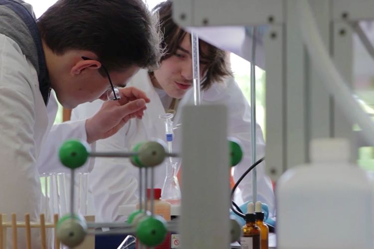 Pädagogium Gymnasium Schwerin - Profilrichtung Naturwissenschaften, beste Vorbereitung für angehende Fachkräfte in Chemie, Physik, Biologie und Medizin Pädagogium Gymnasium Schwerin - Profilrichtung Naturwissenschaften, beste Vorbereitung für angehende Fachkräfte in Chemie, Physik, Biologie und Medizin