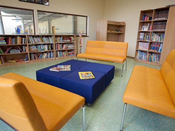 Für Kommunikation, auch in Fremdsprachen, bietet unser Gebäude Rückzugsmöglichkeiten für Kleingruppen - Gymnasium Pädagogium Schwerin Für Kommunikation, auch in Fremdsprachen, bietet unser Gebäude Rückzugsmöglichkeiten für Kleingruppen - Gymnasium Pädagogium Schwerin