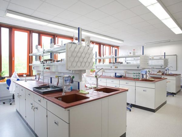 Unser Labor auf Hochschulniveau ermöglicht anspruchsvolles Experimentieren - Gymnasium Pädagogium Schwerin Unser Labor auf Hochschulniveau ermöglicht anspruchsvolles Experimentieren - Gymnasium Pädagogium Schwerin